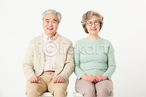 60대 남자 노년 노인만 두명 여자 한국인 JPG 앞모습 포토 가족 노부부 미소(표정) 부부 상반신 스튜디오촬영 실내 실버라이프 앉기 액티브시니어 오팔세대 의자 할머니 할아버지 흰배경