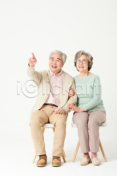 60대 남자 노년 노인만 두명 여자 한국인 JPG 앞모습 포토 가리킴 가족 노부부 부부 스튜디오촬영 실내 실버라이프 앉기 액티브시니어 오팔세대 응시 의자 전신 할머니 할아버지 흰배경