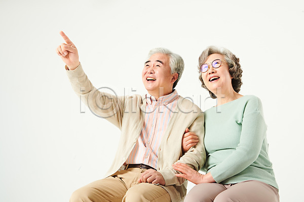 60대 남자 노년 노인만 두명 여자 한국인 JPG 로우앵글 앞모습 포토 가리킴 가족 노부부 미소(표정) 부부 상반신 스튜디오촬영 실내 실버라이프 앉기 액티브시니어 오팔세대 응시 의자 팔짱 할머니 할아버지 흰배경