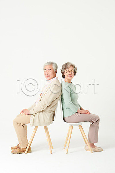 60대 남자 노년 노인만 두명 여자 한국인 JPG 옆모습 포토 가족 노부부 미소(표정) 부부 스튜디오촬영 실내 실버라이프 앉기 액티브시니어 오팔세대 의자 전신 할머니 할아버지 흰배경