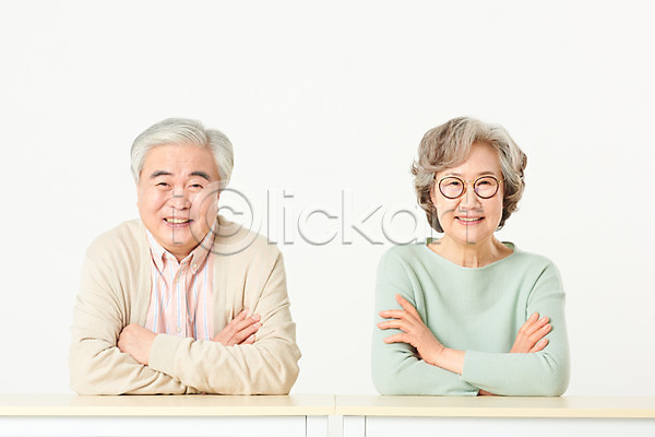 60대 남자 노년 노인만 두명 여자 한국인 JPG 앞모습 포토 가족 노부부 미소(표정) 부부 상반신 스튜디오촬영 실내 실버라이프 앉기 액티브시니어 오팔세대 책상 팔짱 할머니 할아버지 흰배경