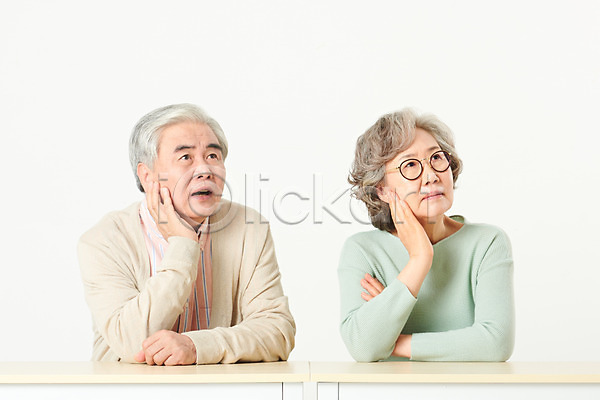 고민 60대 남자 노년 노인만 두명 여자 한국인 JPG 앞모습 포토 가족 노부부 부부 상반신 스튜디오촬영 실내 실버라이프 앉기 응시 책상 턱괴기 할머니 할아버지 흰배경