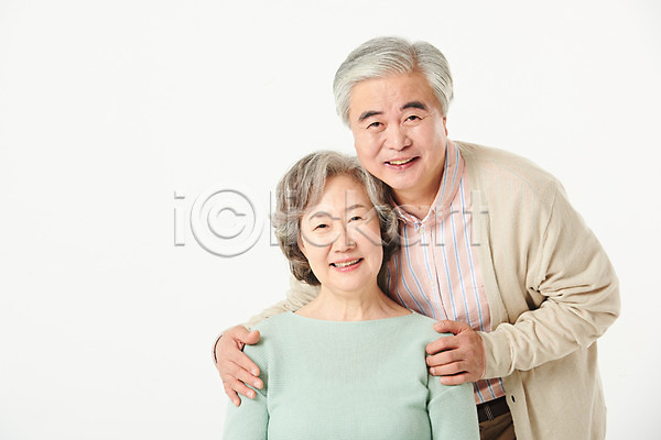 60대 남자 노년 노인만 두명 여자 한국인 JPG 앞모습 포토 가족 노부부 미소(표정) 부부 상반신 서기 스튜디오촬영 실내 실버라이프 앉기 액티브시니어 오팔세대 할머니 할아버지 흰배경