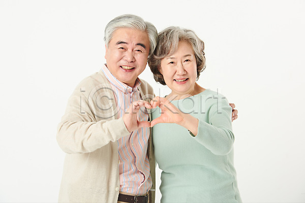 다정 사랑 행복 60대 남자 노년 노인만 두명 여자 한국인 JPG 앞모습 포토 가족 노부부 미소(표정) 부부 상반신 서기 손하트 스튜디오촬영 실내 실버라이프 액티브시니어 어깨에손 오팔세대 할머니 할아버지 흰배경