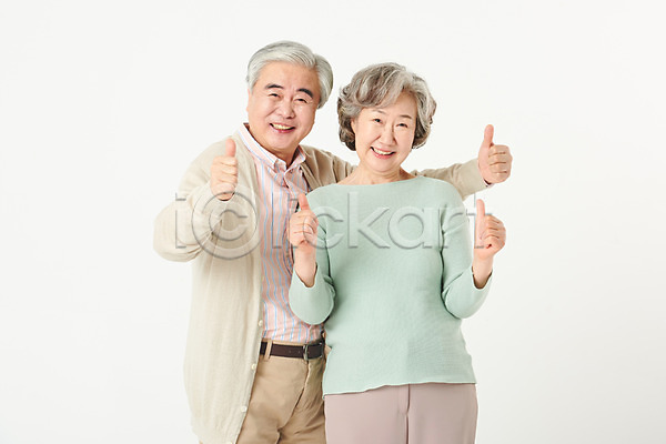 다정 행복 60대 남자 노년 노인만 두명 여자 한국인 JPG 앞모습 포토 가족 노부부 미소(표정) 부부 상반신 서기 스튜디오촬영 실내 실버라이프 액티브시니어 엄지손가락 오팔세대 최고 할머니 할아버지 흰배경