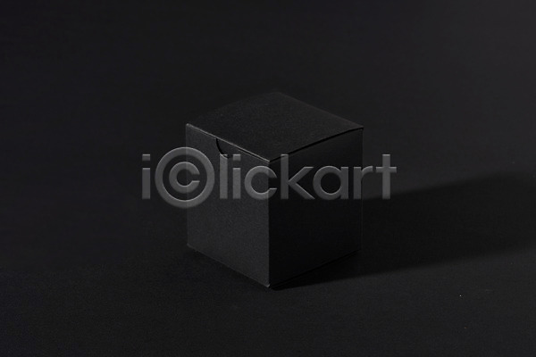 사람없음 JPG 포토 검은배경 공백 목업 상자 스튜디오촬영 실내 오브젝트 종이 종이상자 패키지 포장 포장상자 한개