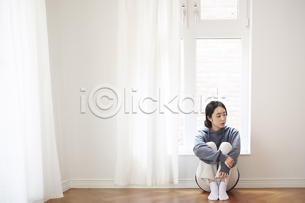 괴로움 슬픔 우울감 30대 성인 성인여자한명만 여자 한국인 한명 JPG 앞모습 포토 PTSD 마음 실내 우울증 자가격리 전신 질병 커튼 코로나바이러스 코로나블루 힘듦