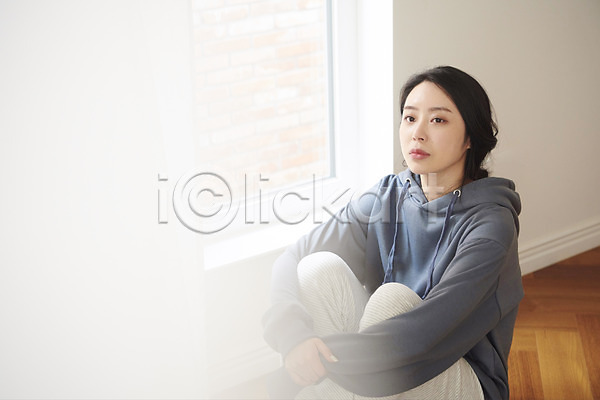 괴로움 슬픔 우울감 30대 성인 성인여자한명만 여자 한국인 한명 JPG 옆모습 포토 PTSD 마음 상반신 실내 우울증 응시 자가격리 질병 커튼 코로나바이러스 코로나블루 힘듦