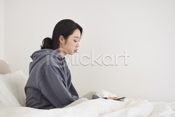 괴로움 슬픔 우울감 30대 성인 성인여자한명만 여자 한국인 한명 JPG 옆모습 포토 PTSD 들기 마음 베개 상반신 스마트폰 실내 우울증 응시 이불 자가격리 질병 침대 침실 코로나바이러스 코로나블루 힘듦