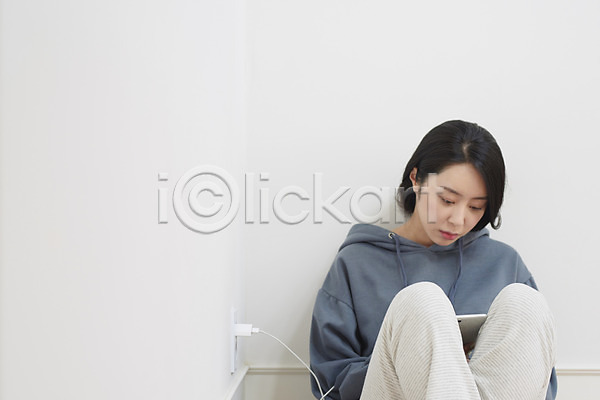 슬픔 우울감 30대 성인 성인여자한명만 여자 한국인 한명 JPG 앞모습 포토 PTSD 상반신 스마트폰 실내 영상 우울증 응시 전기에너지 질병 충전 코로나바이러스 코로나블루 콘센트