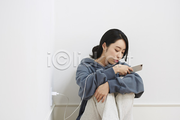 슬픔 우울감 30대 성인 성인여자한명만 여자 한국인 한명 JPG 앞모습 포토 PTSD 상반신 스마트폰 실내 영상 우울증 응시 전기에너지 질병 집착 충전 코로나바이러스 코로나블루 콘센트