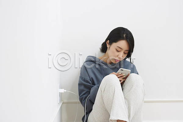 슬픔 우울감 30대 성인 성인여자한명만 여자 한국인 한명 JPG 앞모습 포토 PTSD 상반신 스마트폰 실내 영상 우울증 응시 전기에너지 질병 집착 충전 코로나바이러스 코로나블루 콘센트