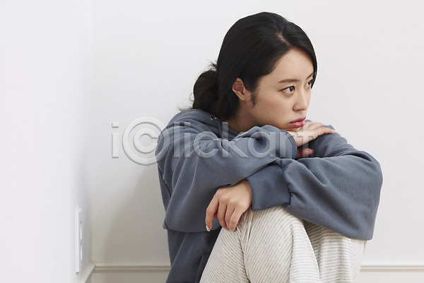 슬픔 우울감 30대 성인 성인여자한명만 여자 한국인 한명 JPG 앞모습 포토 PTSD 기다림 무기력 무기력증 상반신 실내 연락 우울증 질병 코로나바이러스 코로나블루