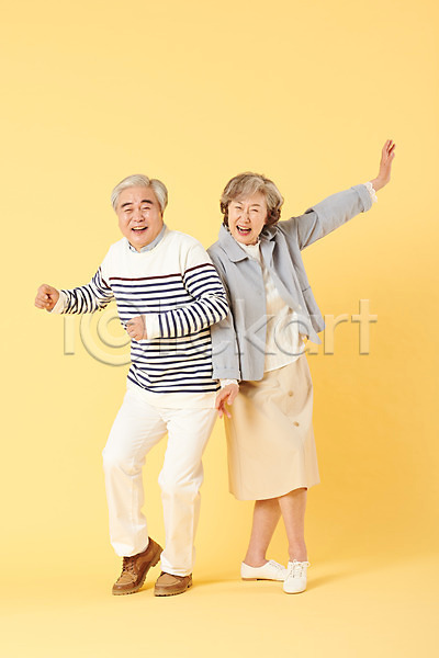 다정 즐거움 화목 60대 남자 노년 노인만 두명 여자 한국인 JPG 앞모습 포토 가족 노란배경 노부부 뉴식스티 부부 서기 선글라스 스튜디오촬영 실내 실버라이프 액티브시니어 오팔세대 웃음 이벤트 장난 전신 춤 캐주얼 할머니 할아버지