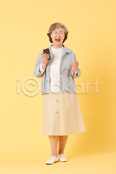 즐거움 60대 노년 노인여자한명만 여자 한국인 한명 JPG 앞모습 포토 노란배경 뉴식스티 들기 무선이어폰 서기 스마트폰 스튜디오촬영 실내 실버라이프 액티브시니어 오팔세대 웃음 음악 이벤트 이어폰 전신 캐주얼 할머니