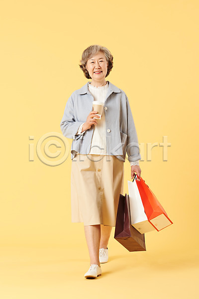 즐거움 60대 노년 노인여자한명만 여자 한국인 한명 JPG 앞모습 포토 걷기 노란배경 뉴식스티 들기 선물 세일 쇼핑 쇼핑백 스튜디오촬영 실내 실버라이프 액티브시니어 오팔세대 음료 이벤트 전신 캐주얼 커피 할머니