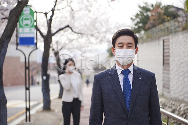 사회이슈 30대 50대 남자 두명 성인 여자 중년 한국인 JPG 아웃포커스 앞모습 포토 감기(질병) 감염 델타변이바이러스 마스크 미세먼지 배려 상반신 야외 주간 질병 코로나바이러스 황사
