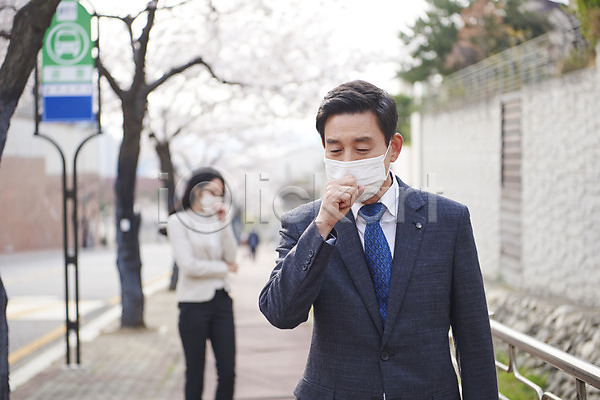 사회이슈 30대 50대 남자 두명 성인 여자 중년 한국인 JPG 아웃포커스 앞모습 포토 감기(질병) 감염 기침 델타변이바이러스 마스크 미세먼지 배려 상반신 야외 주간 질병 코로나바이러스 황사