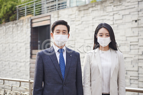 사회이슈 30대 50대 남자 두명 성인 여자 중년 한국인 JPG 앞모습 포토 감기(질병) 감염 델타변이바이러스 마스크 미세먼지 배려 상반신 야외 주간 질병 코로나바이러스 황사
