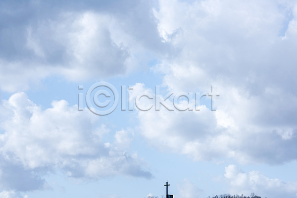사람없음 JPG 로우앵글 포토 구름(자연) 나무 날씨 맑음 봄 십자가 야외 주간 파란색 풍경(경치) 하늘