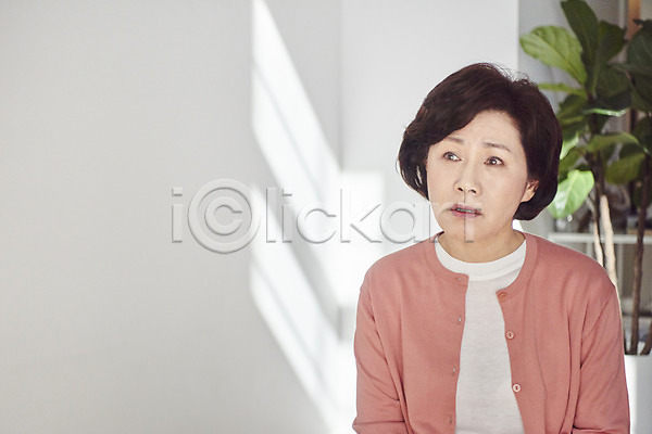 50대 성인 여자 중년 중년여자한명만 한국인 한명 JPG 앞모습 포토 단절 대화 상반신 실내 싸움 엄마 의자 잔소리