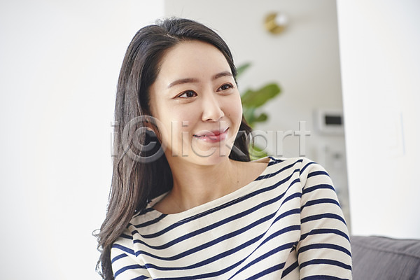행복 화목 30대 성인 성인여자한명만 여자 한국인 한명 JPG 앞모습 포토 대화 딸 미소(표정) 상반신 실내 응시