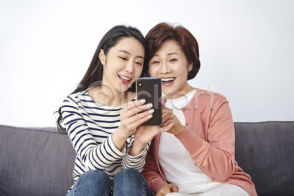사랑 행복 화목 30대 50대 두명 성인 여자 여자만 중년 한국인 JPG 앞모습 포토 가족 들기 딸 모녀 미소(표정) 상반신 소파 스마트폰 실내 앉기 엄마