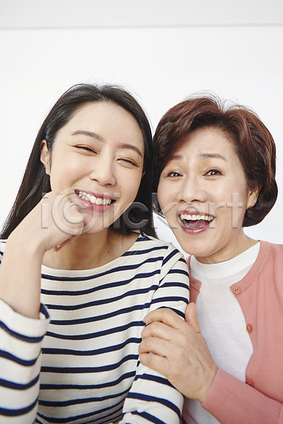 사랑 즐거움 행복 화목 30대 50대 두명 성인 여자 여자만 중년 한국인 JPG 로우앵글 앞모습 포토 가족 딸 모녀 미소(표정) 상반신 실내 앉기 엄마 터치