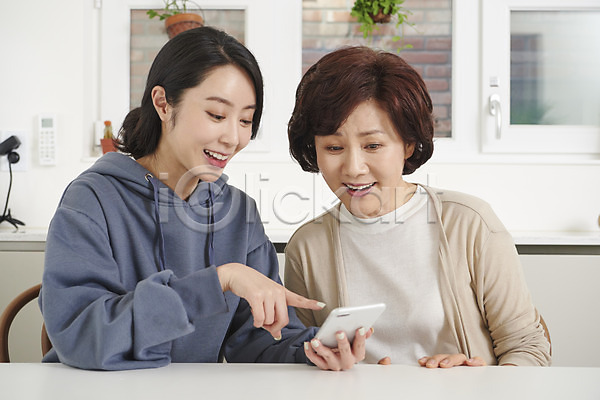 30대 50대 두명 성인 여자 여자만 중년 한국인 JPG 앞모습 포토 가르침 가족 대화 딸 모녀 모성애 미소(표정) 사용방법 상반신 손짓 스마트폰 실내 앉기 엄마 의자