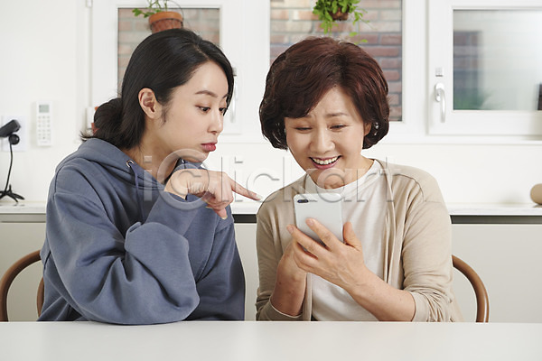 30대 50대 두명 성인 여자 여자만 중년 한국인 JPG 앞모습 포토 가르침 가족 대화 딸 모녀 모성애 미소(표정) 사용방법 상반신 손짓 스마트폰 실내 앉기 엄마 의자