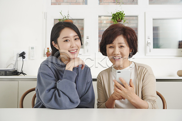 30대 50대 두명 성인 여자 여자만 중년 한국인 JPG 앞모습 포토 가르침 가족 대화 딸 모녀 모성애 미소(표정) 사용방법 상반신 스마트폰 실내 앉기 엄마 의자