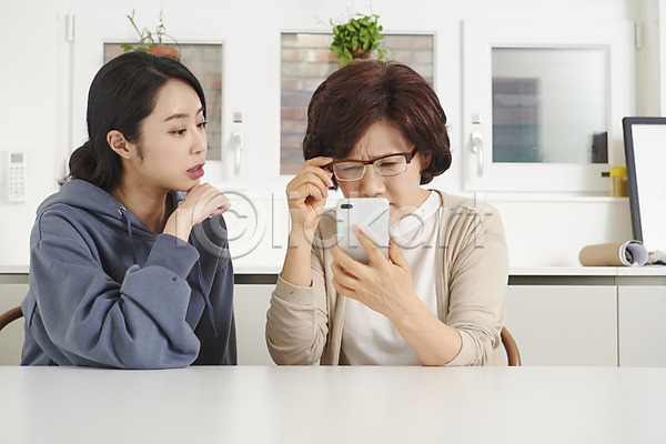 30대 50대 두명 성인 여자 여자만 중년 한국인 JPG 앞모습 포토 가르침 가족 노화 대화 딸 모녀 모성애 미소(표정) 사용방법 상반신 스마트폰 실내 앉기 엄마 의자