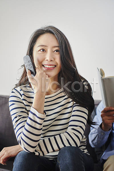 30대 성인 성인여자한명만 여자 한국인 한명 JPG 앞모습 포토 가족 대화 들기 리모컨 미소(표정) 상반신 실내 앉기 티비시청