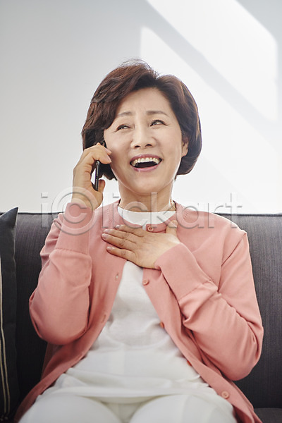 즐거움 50대 여자 중년 중년여자한명만 한국인 한명 JPG 앞모습 포토 가족 미소(표정) 상반신 실내 안부 앉기 친구 통화