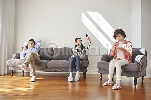 30대 50대 남자 성인 세명 여자 중년 한국인 JPG 앞모습 포토 가족 단절 대화 딸 뜨개질 셀프카메라 소파 스마트폰 실내 아빠 앉기 엄마 전신