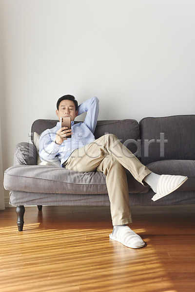 50대 남자 중년 중년남자한명만 한국인 한명 JPG 앞모습 포토 가족 단절 소파 스마트폰 실내 앉기 응시 전신