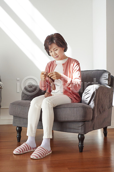 휴식 50대 여자 중년 중년여자한명만 한국인 한명 JPG 앞모습 포토 가족 단절 뜨개질 소파 실내 앉기 엄마 전신