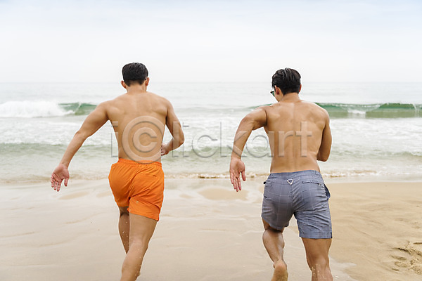 우정 자유 즐거움 청춘(젊음) 20대 남자 두명 성인 성인남자만 한국인 JPG 뒷모습 포토 강원도 달리기 모래사장 바다 바캉스 수영복 야외 양양 여름(계절) 여름휴가 여행 전신 주간 친구 하조대해수욕장 해변 해수욕장 휴가