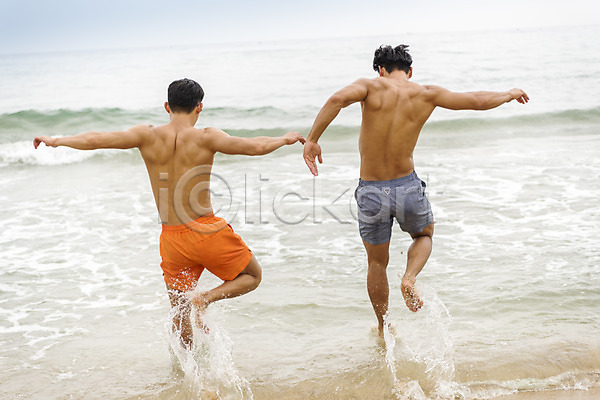 우정 자유 즐거움 청춘(젊음) 20대 남자 두명 성인 성인남자만 한국인 JPG 뒷모습 포토 강원도 달리기 모래사장 바다 바캉스 수영복 야외 양양 여름(계절) 여름휴가 여행 전신 점프 주간 친구 하조대해수욕장 해변 해수욕장 휴가