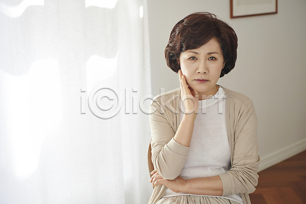고민 변화 50대 여자 중년 중년여자한명만 한국인 한명 JPG 앞모습 포토 갱년기 상반신 생각 실내 앉기 우울증 의자 조울증