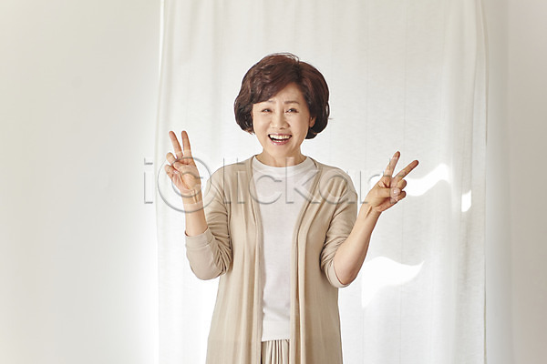 고민 기쁨 변화 성공 즐거움 50대 여자 중년 중년여자한명만 한국인 한명 JPG 앞모습 포토 갱년기 다이어트 몸무게 미소(표정) 브이 상반신 서기 실내 운동 체중계