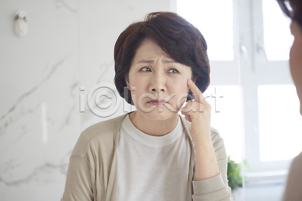 고민 변화 50대 여자 중년 중년여자한명만 한국인 한명 JPG 포토 갱년기 거울 노화 반사 상반신 실내 주름 탄력 피부
