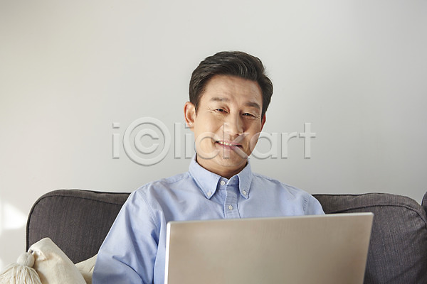 50대 남자 중년 중년남자한명만 한국인 한명 JPG 앞모습 포토 갱년기 노트북 미소(표정) 사회적거리두기 상반신 소파 실내 앉기 업무 재택근무