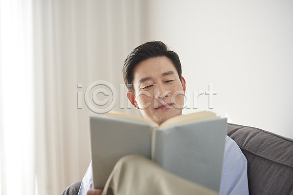 50대 남자 중년 중년남자한명만 한국인 한명 JPG 앞모습 포토 갱년기 독서 상반신 실내 앉기 응시 책 취미