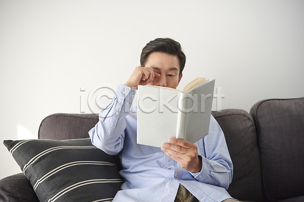 50대 남자 중년 중년남자한명만 한국인 한명 JPG 앞모습 포토 갱년기 눈비비기 독서 들기 상반신 실내 앉기 책