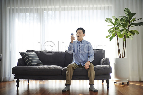 변화 50대 남자 중년 중년남자한명만 한국인 한명 JPG 앞모습 포토 감기(질병) 갱년기 건강 노화 소파 실내 앉기 온도계 전신 질병 체온 체온계