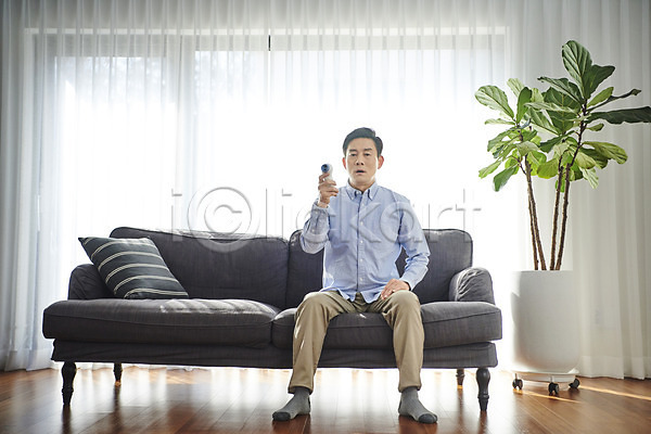 변화 50대 남자 중년 중년남자한명만 한국인 한명 JPG 앞모습 포토 감기(질병) 갱년기 건강 노화 소파 실내 앉기 온도계 전신 질병 체온 체온계