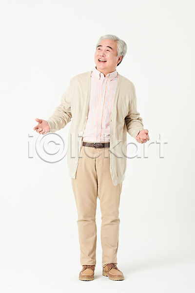 60대 남자 노년 노인남자한명만 한국인 한명 JPG 앞모습 포토 건강 건강관리 관리 서기 스튜디오촬영 실내 실버라이프 올려보기 웃음 전신 할아버지 흰배경 흰색