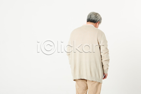60대 남자 노년 노인남자한명만 한국인 한명 JPG 뒷모습 포토 건강 건강관리 건망증 관리 상반신 서기 스튜디오촬영 실내 실버라이프 치매 할아버지 흰배경 흰색