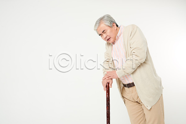 60대 남자 노년 노인남자한명만 한국인 한명 JPG 로우앵글 옆모습 포토 건강 건강관리 관리 서기 스튜디오촬영 실내 실버라이프 지팡이 할아버지 흰배경 흰색
